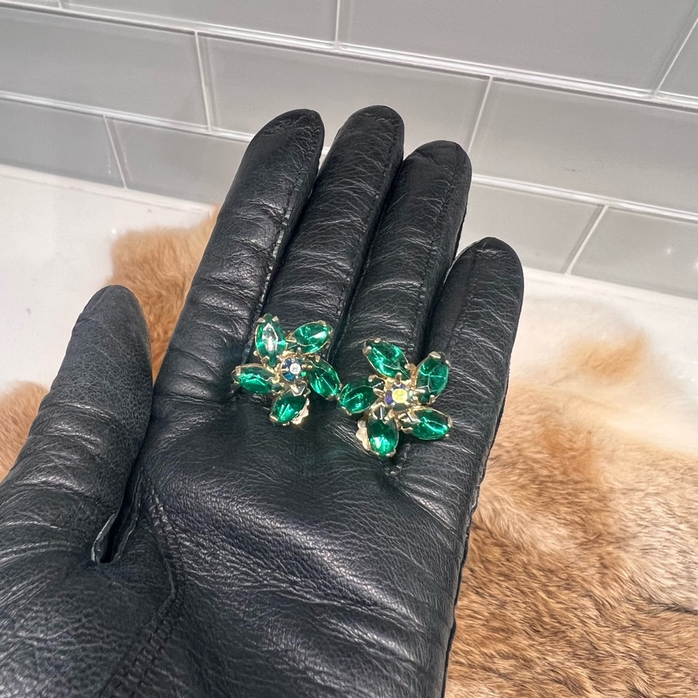 1960’s Vintage Weiss Green Rhinestone Clip on Earrings AB Center Stone